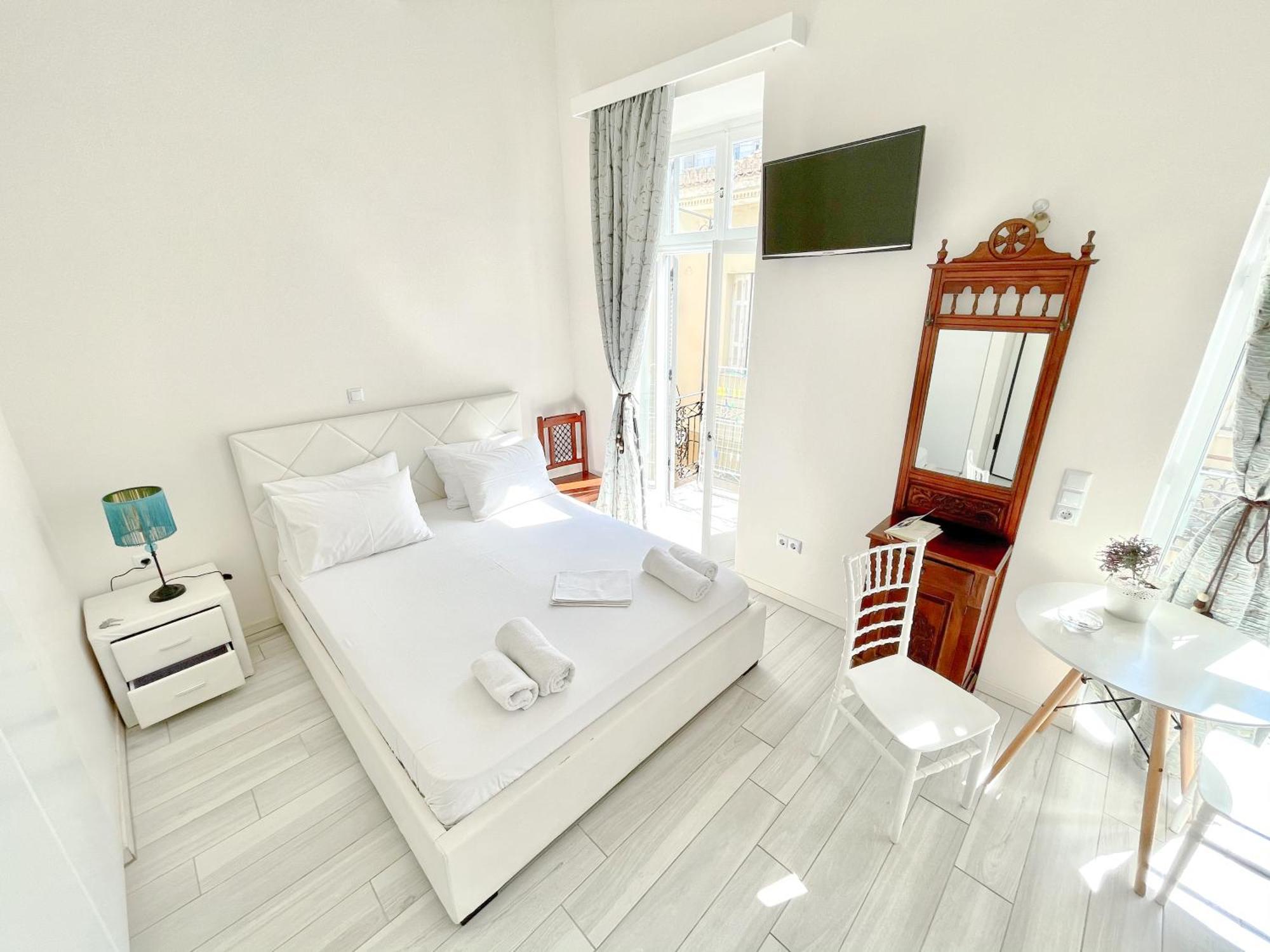 Xenias Rooms Apartments Koróni Exteriör bild